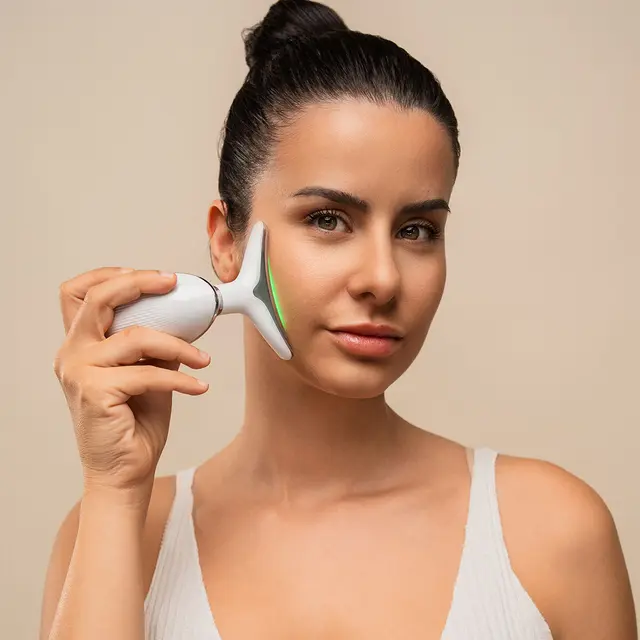 APPAREIL DE MASSAGE FACIAL ELECTRIQUE RAFFERMISSANT POUR VISAGE ET COU AVEC LED EMS ET CHALEUR
